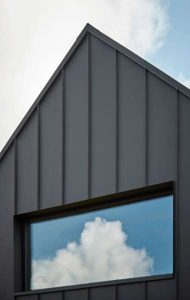 Rød teglstensvilla fra 70’erne ”ompakket” i stålprofiler, Bakkelyparken 37, 8680 Ry